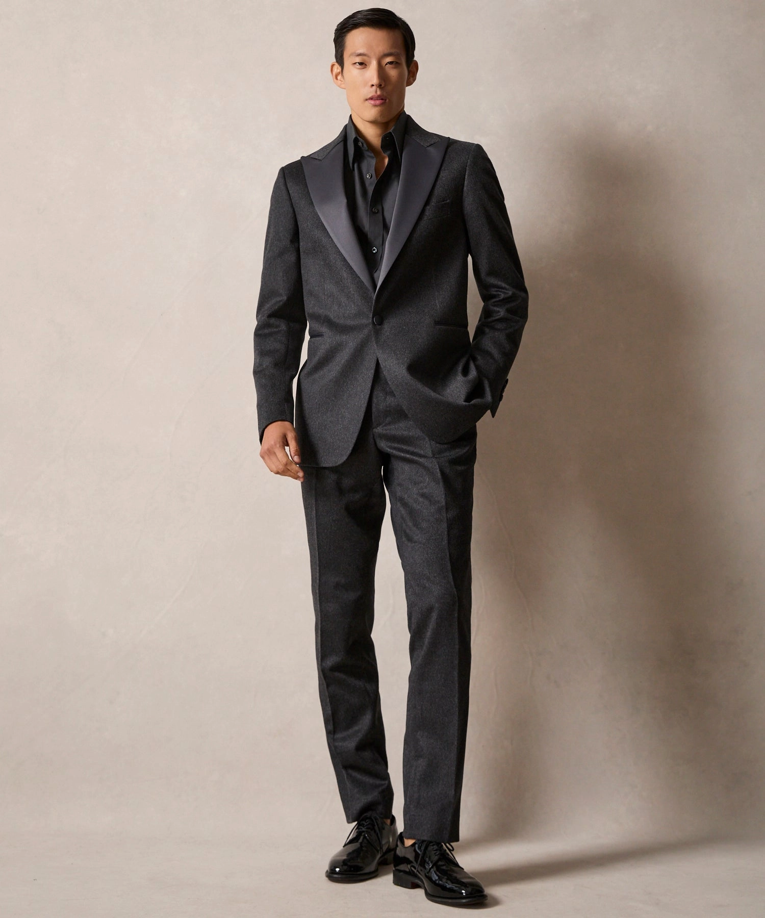 Italian Cashmere Peak Lapel Tuxedo Jacket in Grey